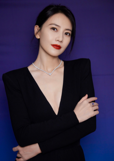 高圆圆最新照片曝光,身着黑色深v装,魅力满分,赶紧来一睹女神的风采吧