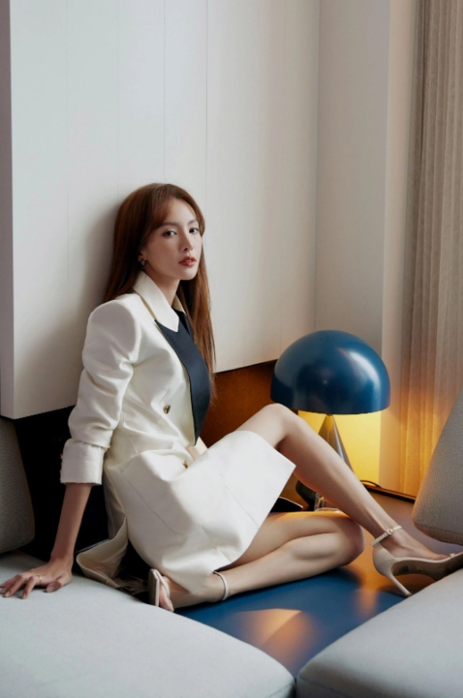 五官精致立体,肤白貌美大长腿的#金晨# 纤瘦高挑的身材,性感妖娆的小