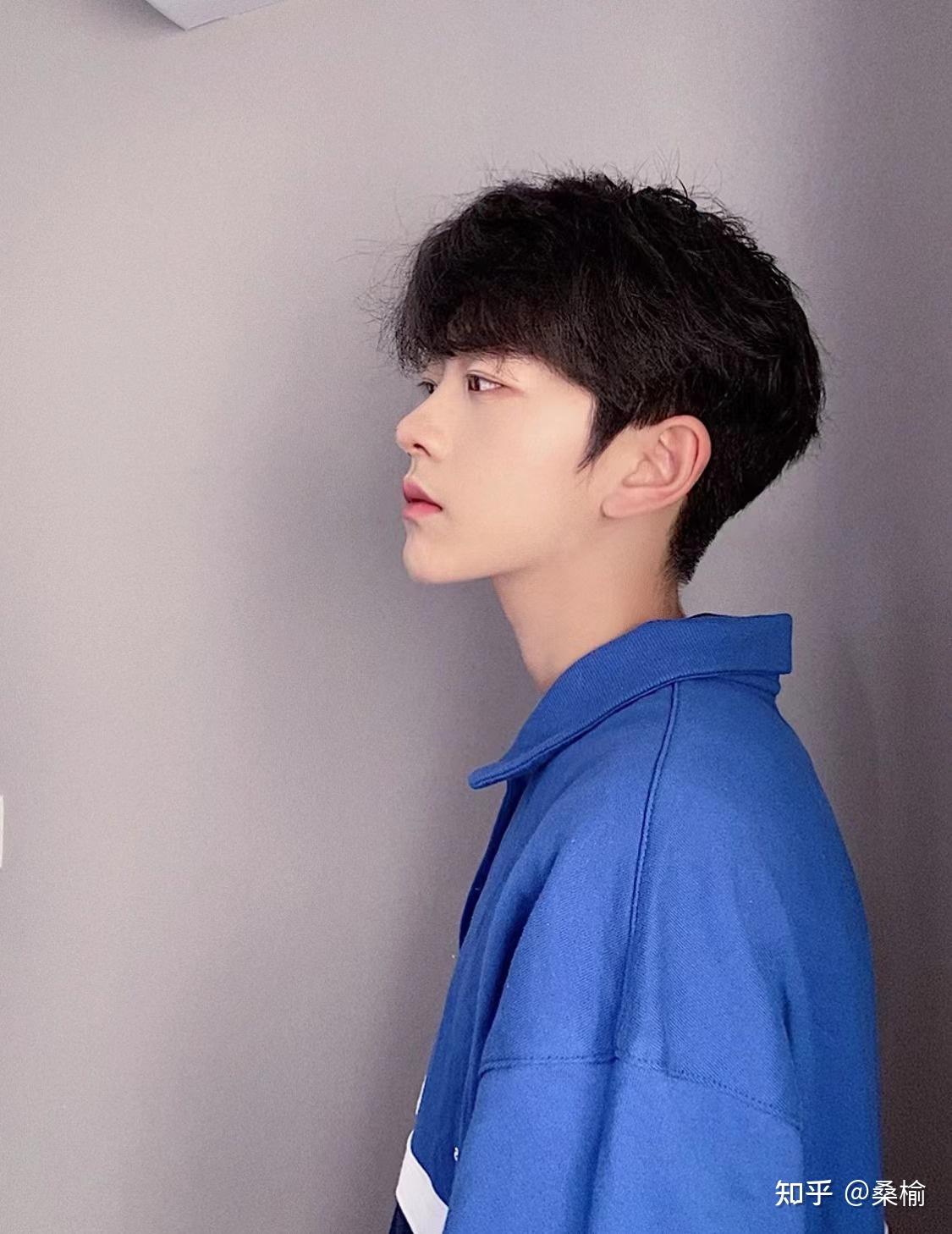 男生脸小剪什么发型