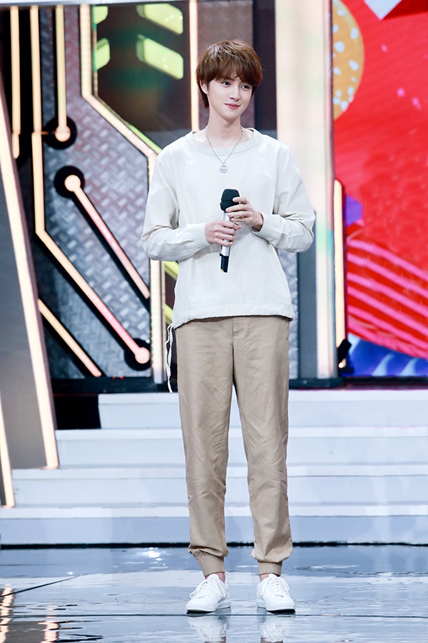 在《快乐大本营》中,官鸿向大家推荐了独居好物消音话筒,软萌的口音加