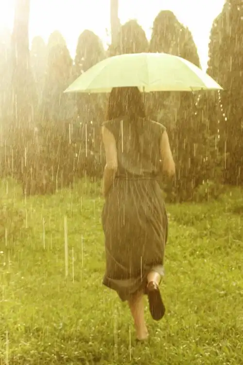 女孩子雨中奔跑的背影,灿烂!