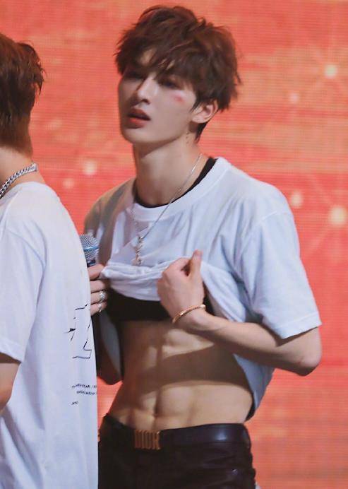 朱正廷主动撩衣秀八块腹肌,天使脸庞魔鬼身材,画的都没这么逼真_化妆