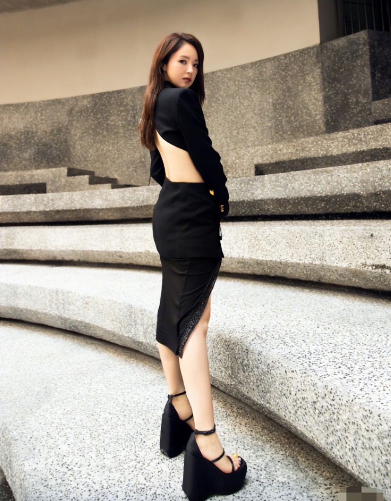 以及完美的臀部曲线,整体看上去臀腰比非常完美,恨天高高跟鞋也给董璇