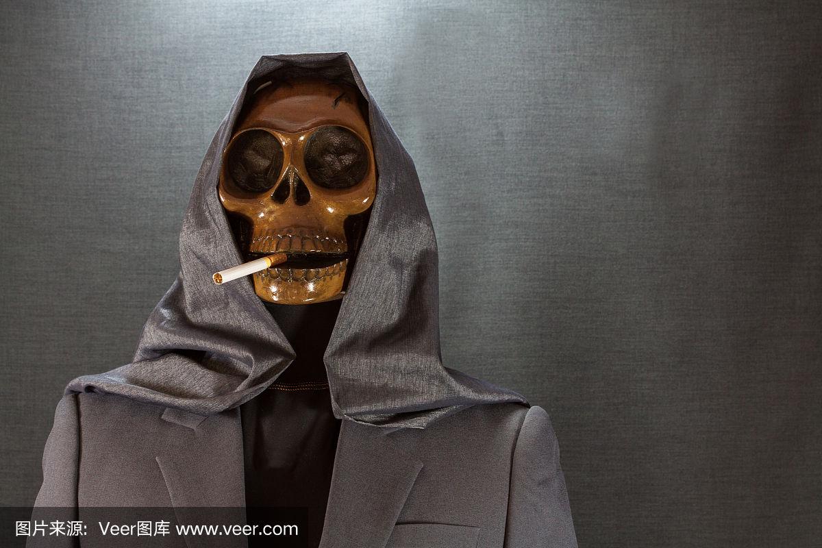 黑背景上的骷髅在抽烟