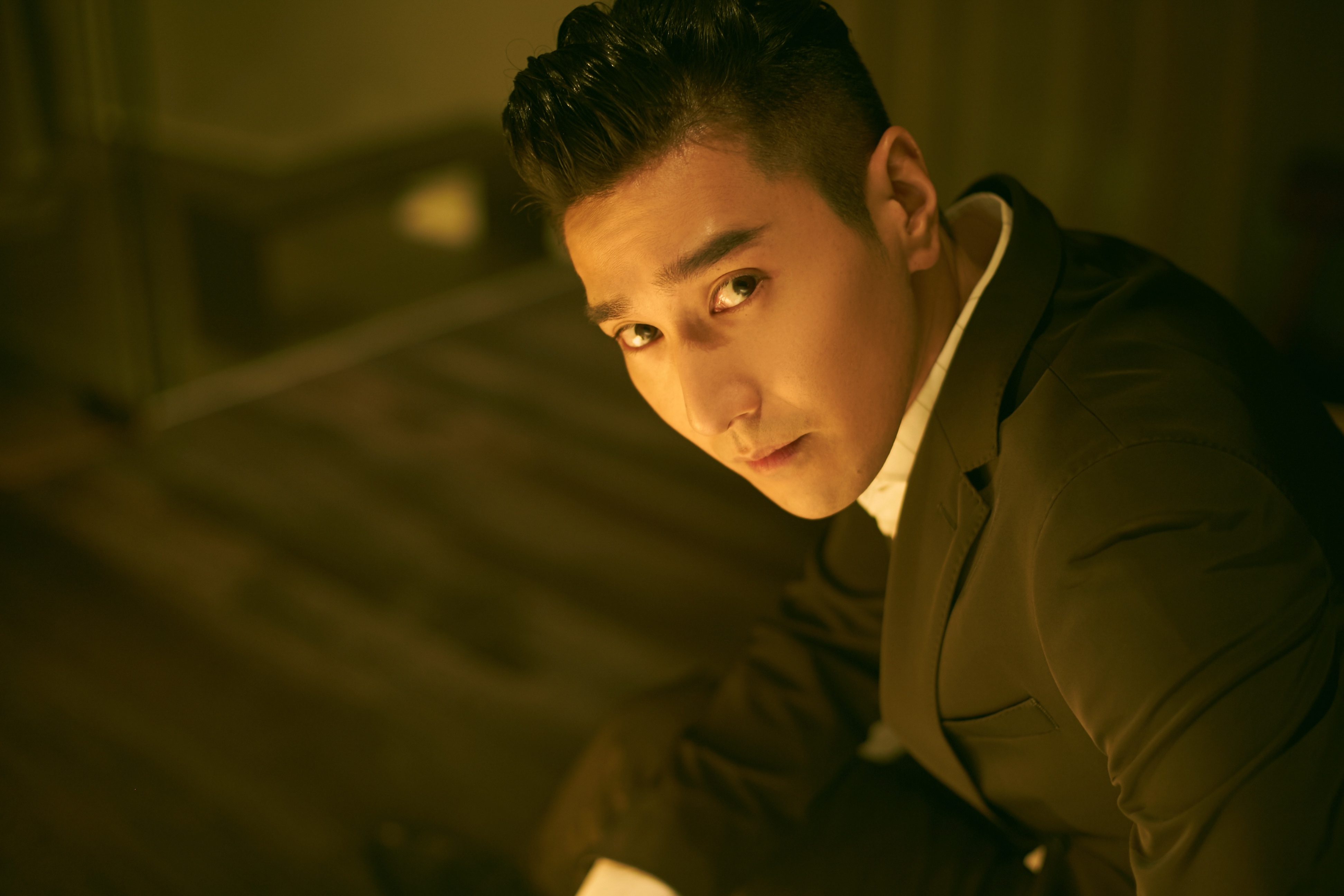 赵又廷帅气亮相上海时装周 橄榄绿色西装演绎绅士魅力