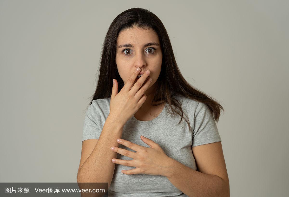 她看起来很害怕,还藏着什么东西.副本的空间.