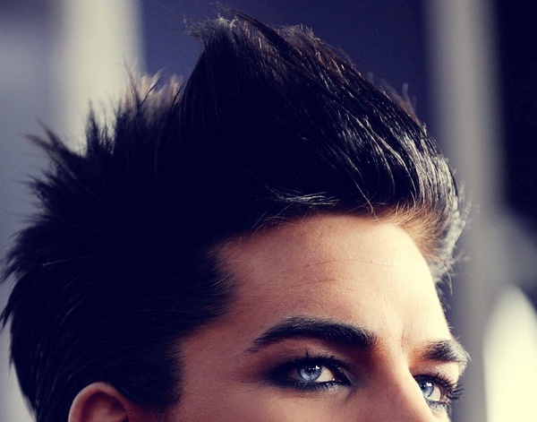 adam lambert 拥有非凡的唱功和天才的编曲能力,他的舞台感染力无与伦