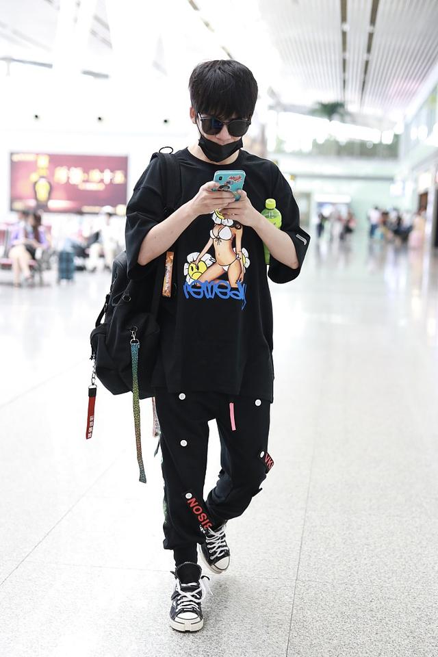 组图:大张伟独自背包赶飞机显低调 装扮嘻哈潮范儿十足