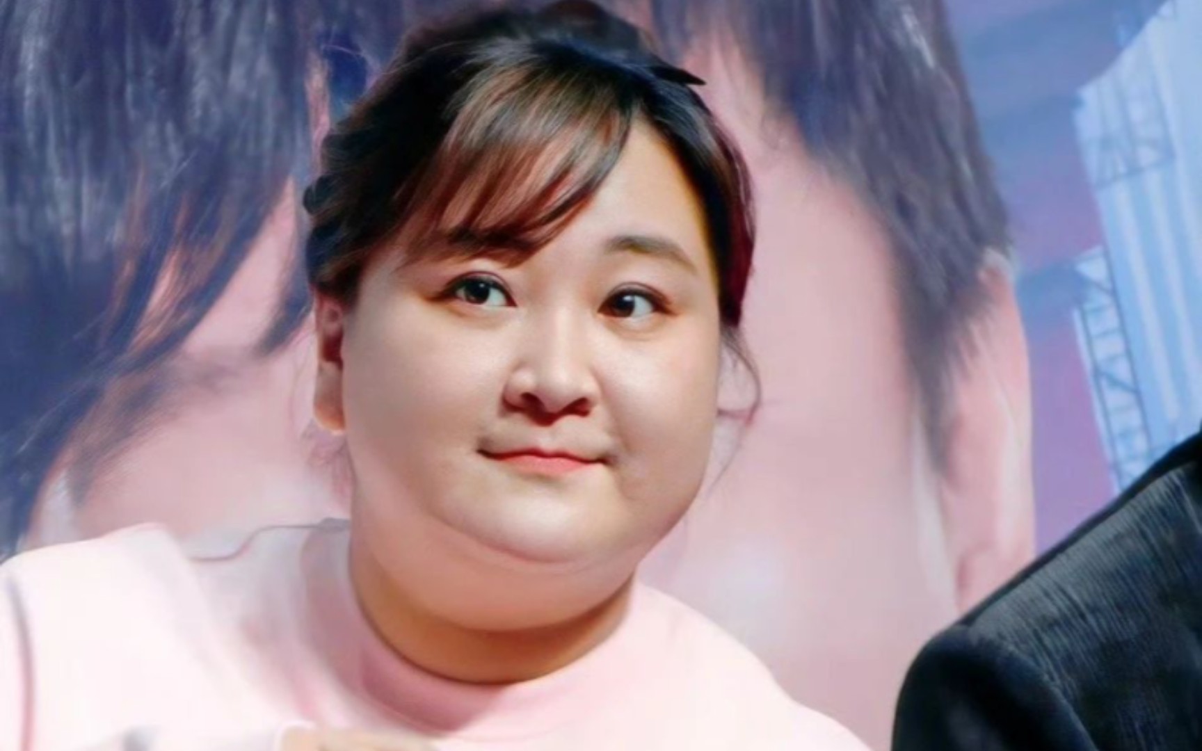 贾玲的新电影剧组今天也去参加了渣浪的微博之夜,但她本人没去,是雷佳