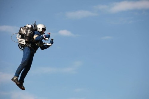 体验到飞行的乐趣,当然除了娱乐性之外,喷气背包未来想运用在人道救援