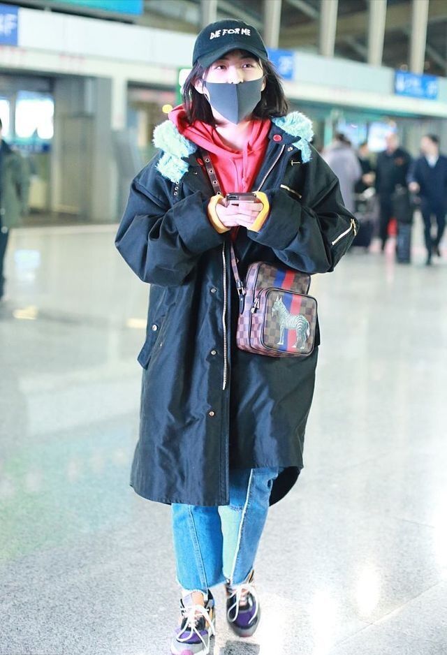 张子枫现身机场,身上没几件好看的,网友却说:搭配起来绝了