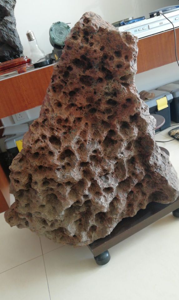 各位老师看看,无磁性石陨石约,300公斤,有没有感兴趣的?