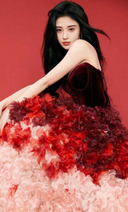 鞠婧祎身着红色吊带礼服写真曝光,雪白肌肤,魅惑眼神,好美!