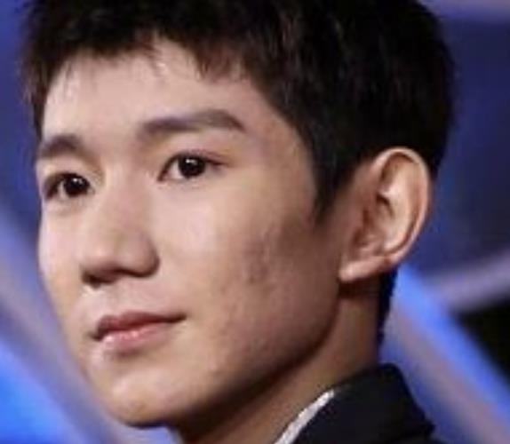 王源无美颜生图被疯传,镜头拉近后皮肤坑坑洼洼,确定这是18岁?