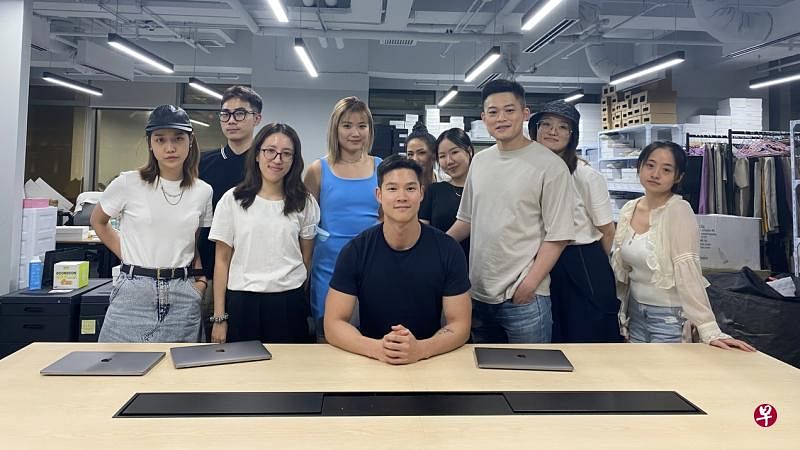 陈雪伟(中)与工作团队在上海办公室的合影.