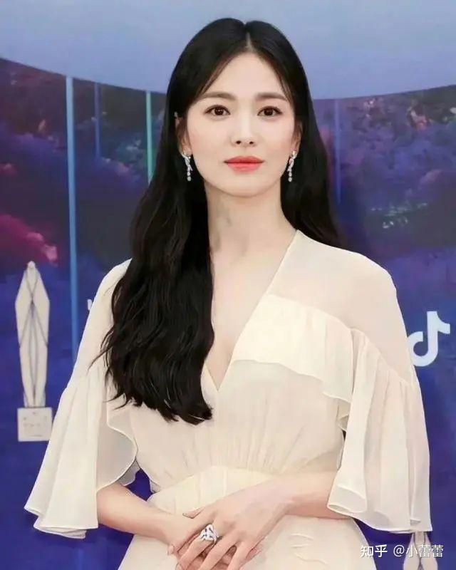 能够排在第三名也足以可见大家对宋慧乔美貌的认可,尤其是她是榜单中