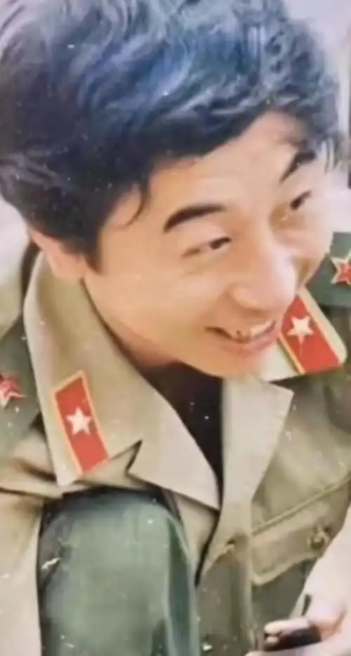 第二张旧照似乎是冯巩当兵期间的照片,画面中的他笑容十分灿烂,冯巩