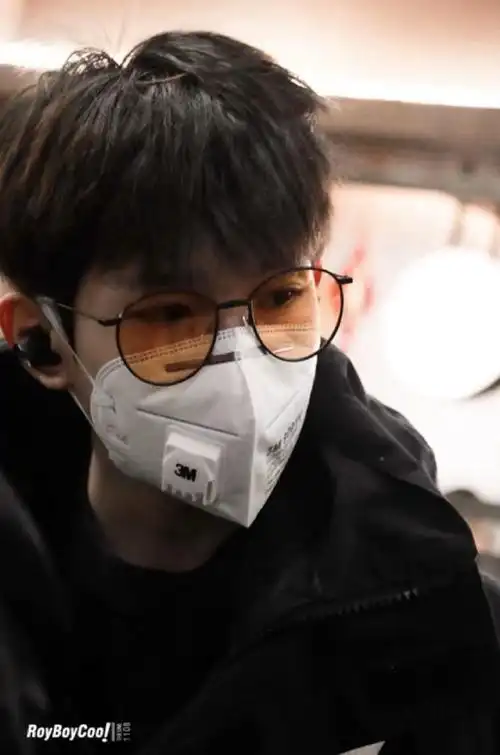 姐妹们 想看顺毛戴口罩帅哥的图!