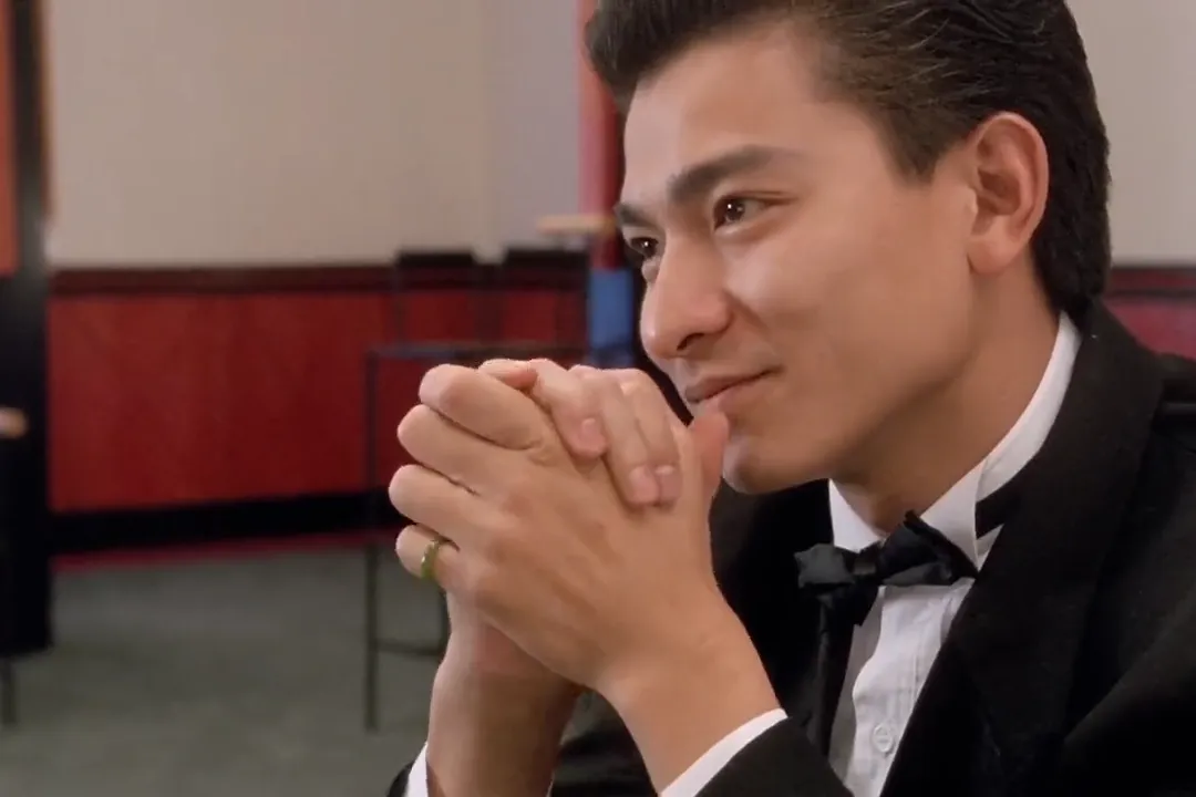 赌侠华仔经典片段二人较量牌技没想到男子从中耍诈