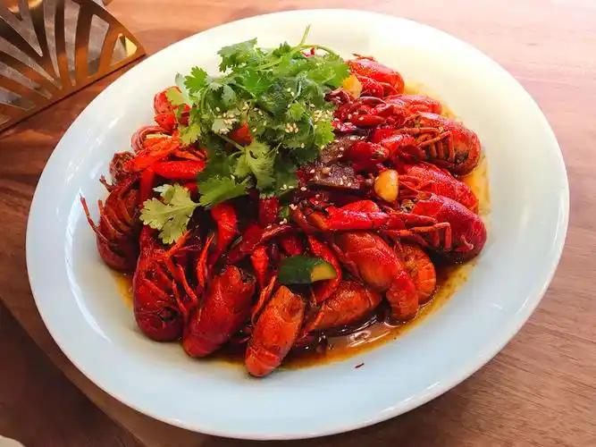 热菜上桌喽!    「香辣小龙虾」又香又辣,个头挺大,但肉质偏老