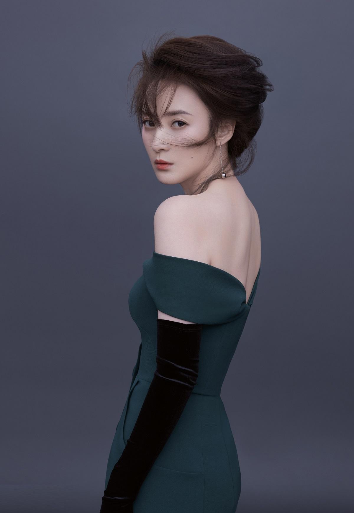 蒋勤勤"人间水灵"时尚湿身照,女神年轻时有多美?