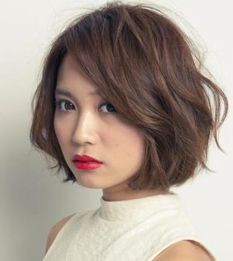 齐脖短发大圆脸的女生选择都是有技巧可循的,如果你把发型选择得当,不