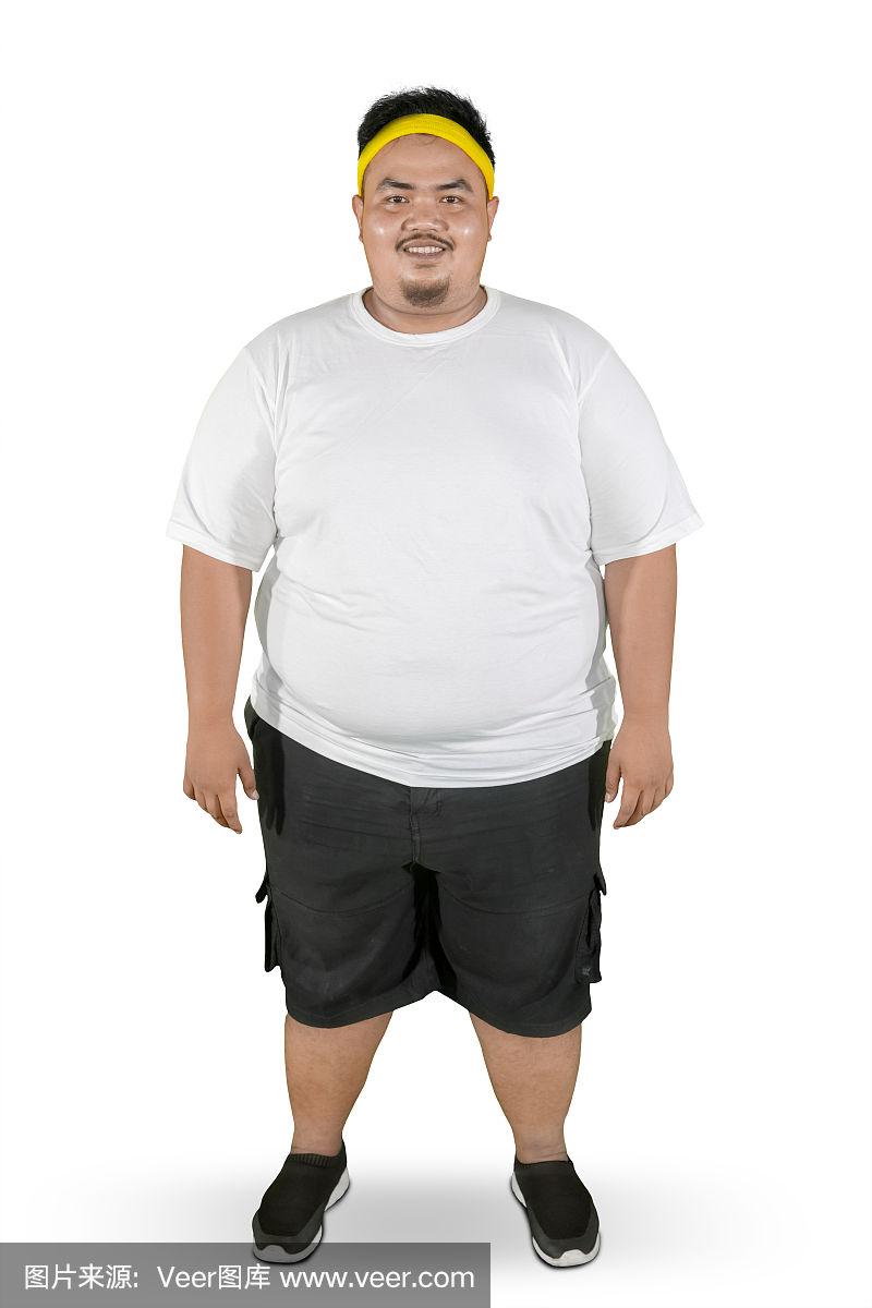 快乐的胖子穿着运动服站在演播室里