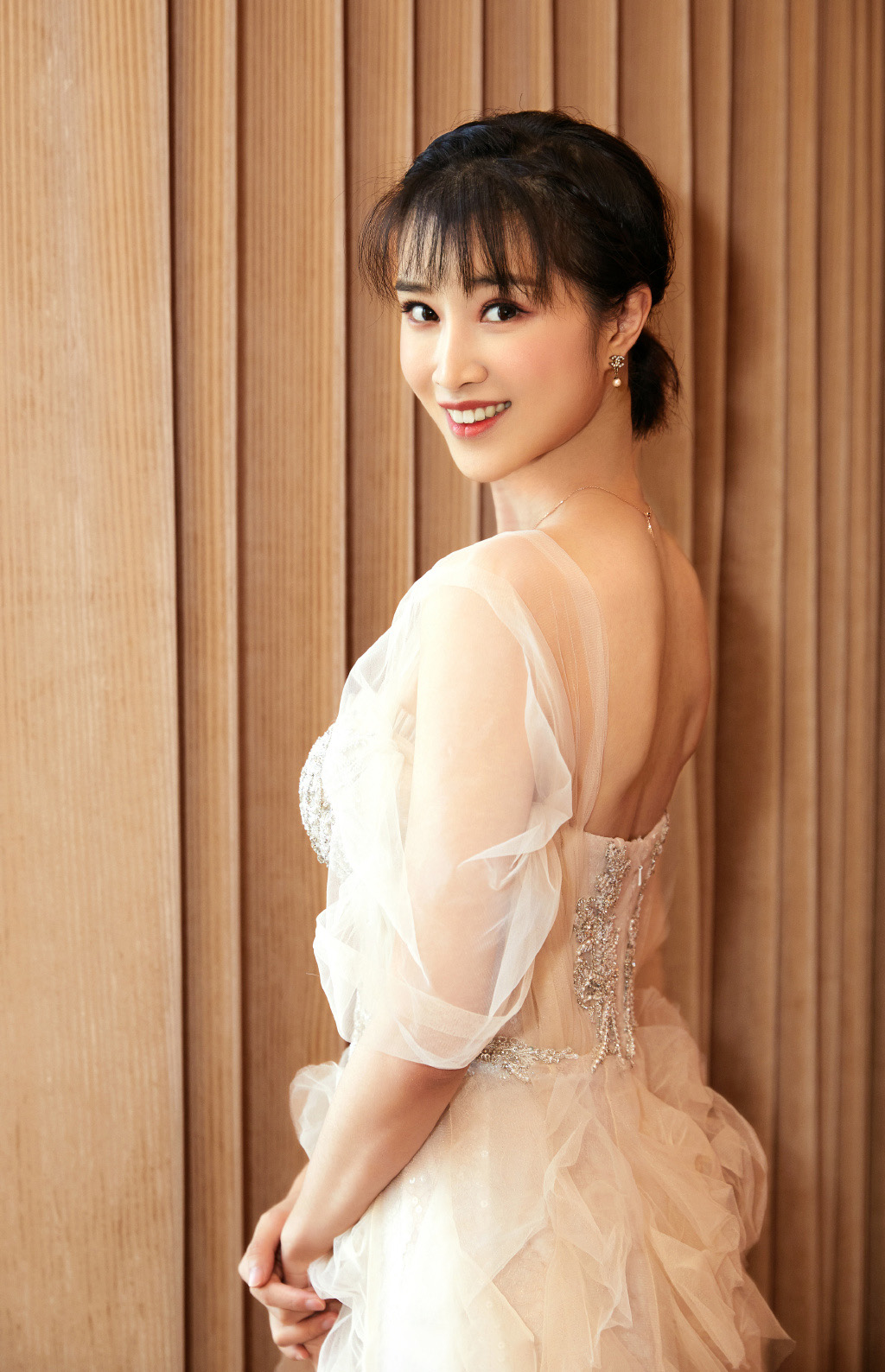 奚望轻纱长裙精致优雅写真图片