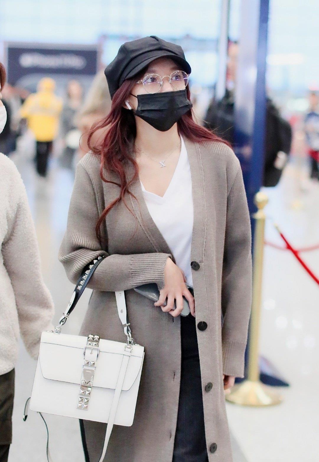 程潇清晨走机场一身大开叉长针织衫长腿依旧吸睛憔悴也时髦