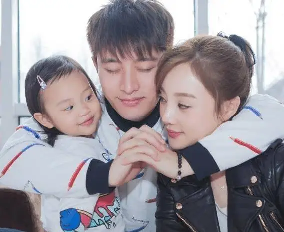 原创分手后的李小璐少女感爆棚戴上甜馨的发卡显小10岁