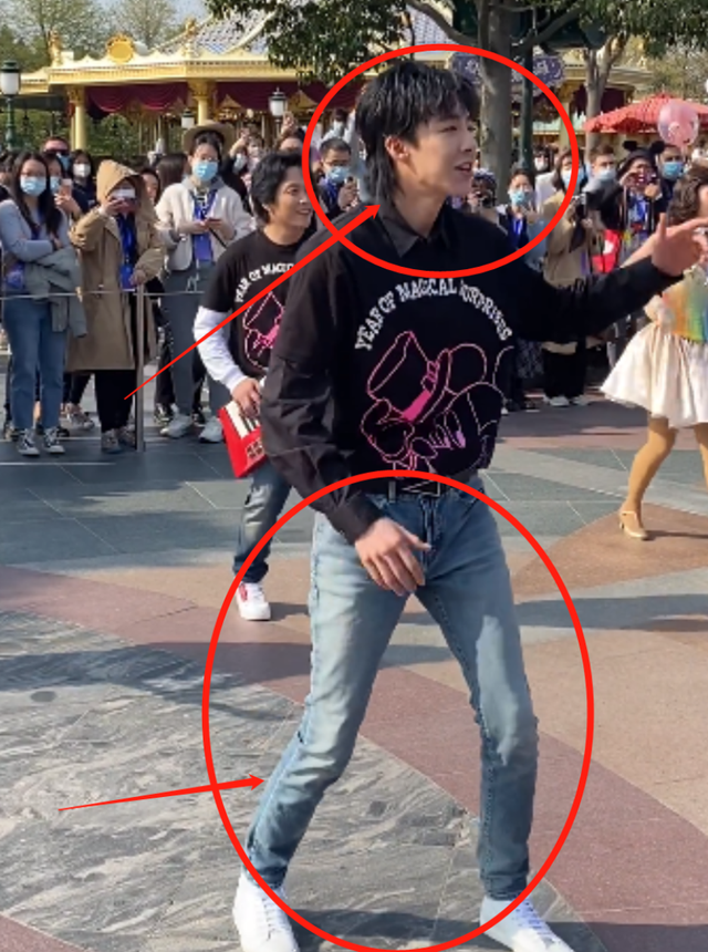 刘宇宁现身迪士尼乐园被拍,路人无美颜镜头抓拍,这腿长我看愣了