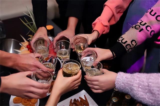 回顾上海13岁少年ktv饮酒后坠河溺亡,家属向ktv索赔106万,判了