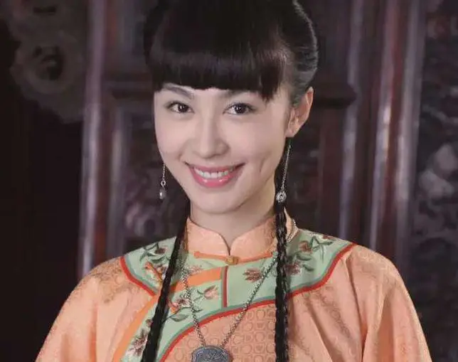 在2008年和黄晓明合作的《鹿鼎记》中,李菲儿温柔,害羞,可爱,所以成了