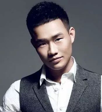 男生寸头短发造型,头顶的发丝稍微长些,在吹成子弹头的造型,很时尚,很