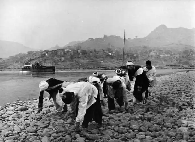 【民国时期挣扎在长江上的纤夫】