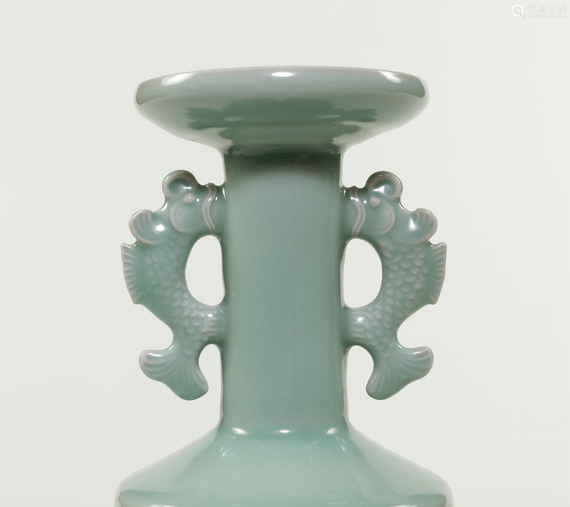 南宋龙泉窑粉青双鱼耳盘口瓶