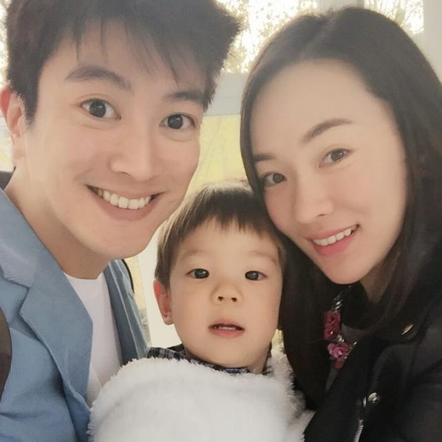 杜江对嗯哼的颜值表示"差强人意",霍思燕执着希望嗯哼长着"双眼皮大