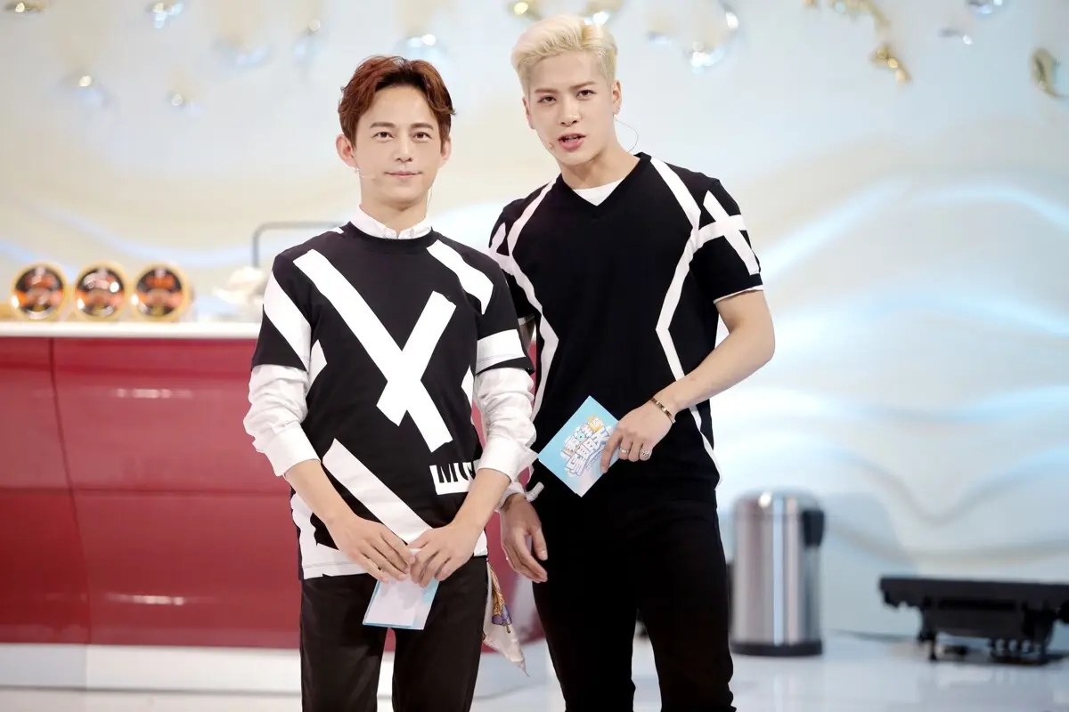 虽说王嘉尔这边很想和何炅一起完成工作,但何炅现在的状态还是很差