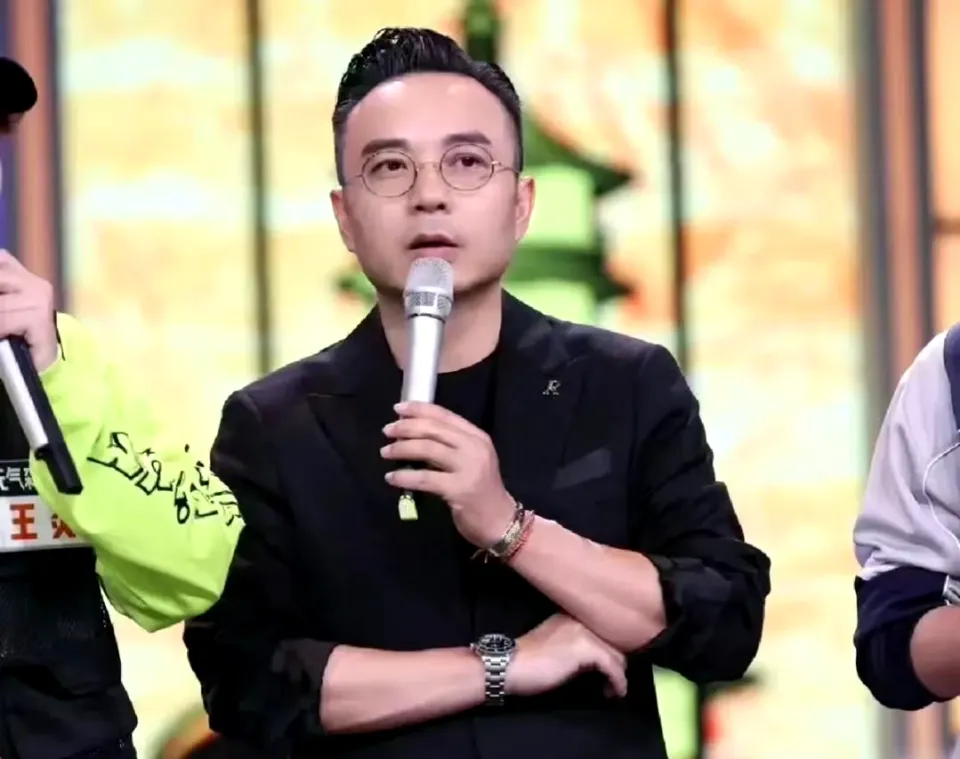 汪涵老婆带儿子出游,沐沐头顶一小撮黄毛超有个性,眉眼像极了爸爸