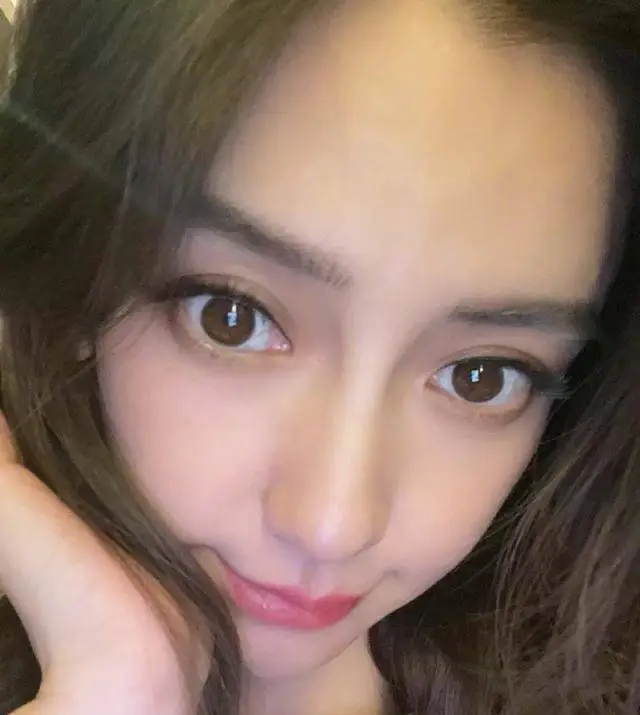 原创angelababy陪伴小海绵看电影两人同框画面超温馨素颜出镜显憔悴