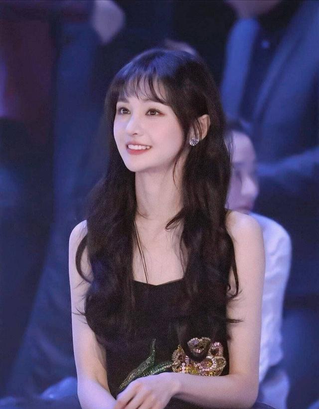 郑爽换新发型了,"空气刘海 羊毛卷",减龄又时髦,美成小仙女