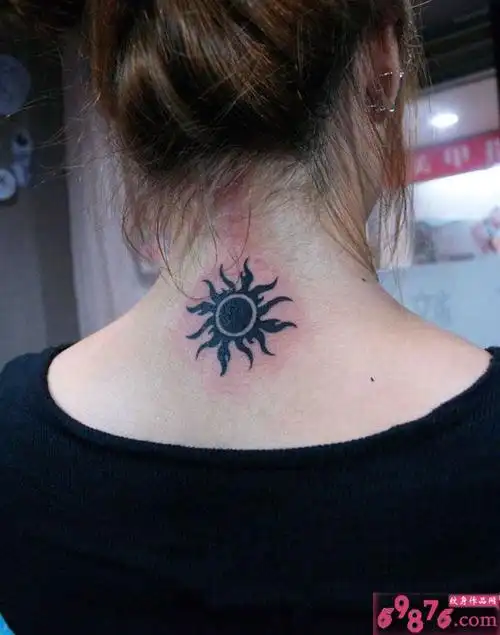 太阳图腾后颈纹身图片