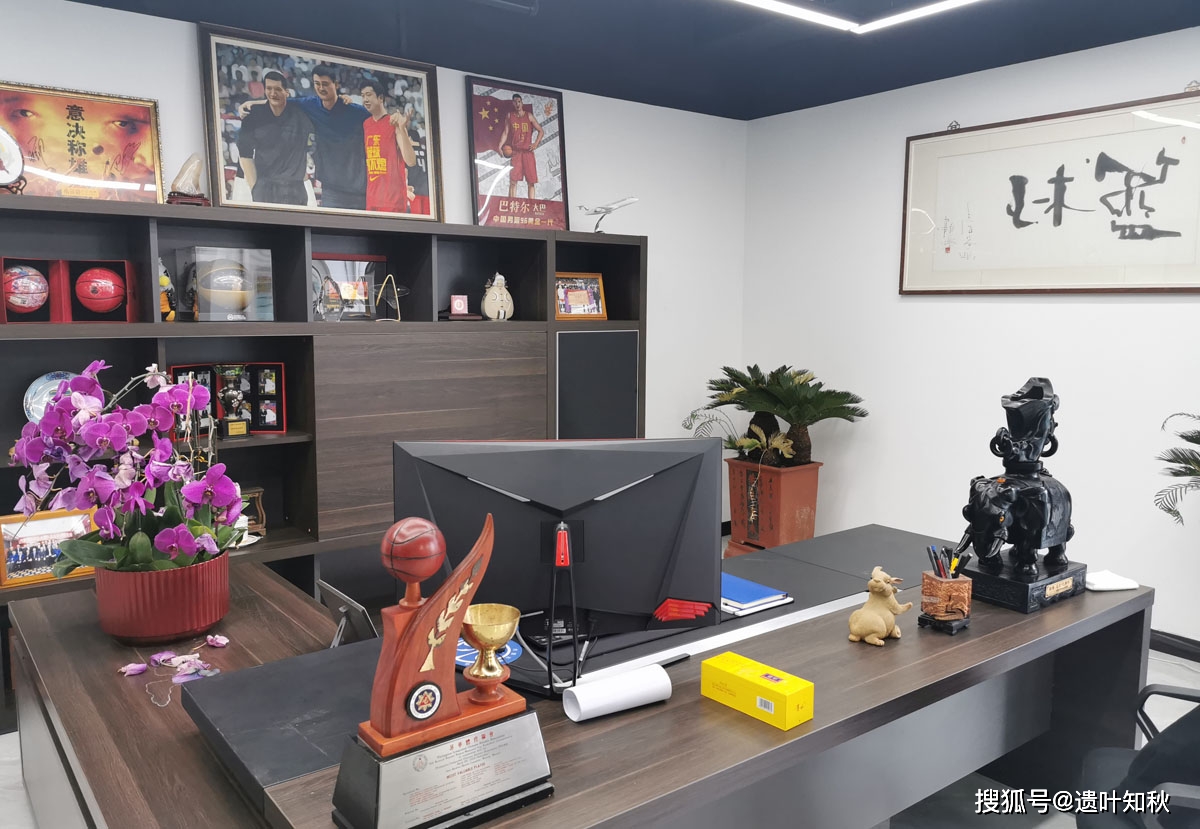 于是孟伟答应了下来,想想替他收起来一定比放在这当烟灰缸好多了,毕竟