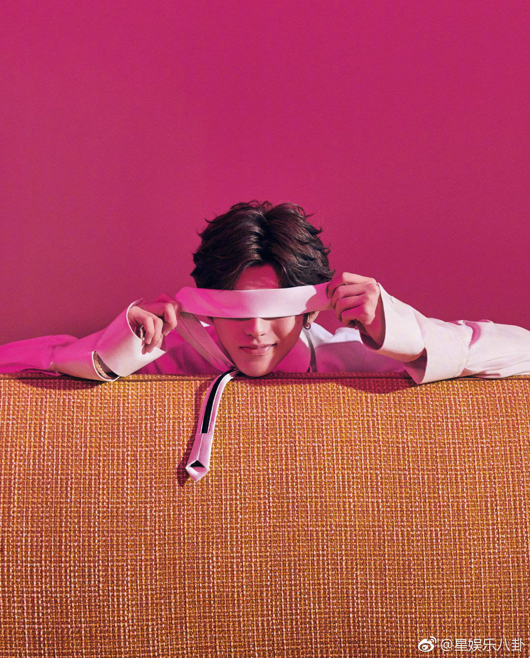 蔡徐坤新封面 蔡徐坤时尚芭莎2月上封面预告 蔡徐坤封面 时尚芭莎2