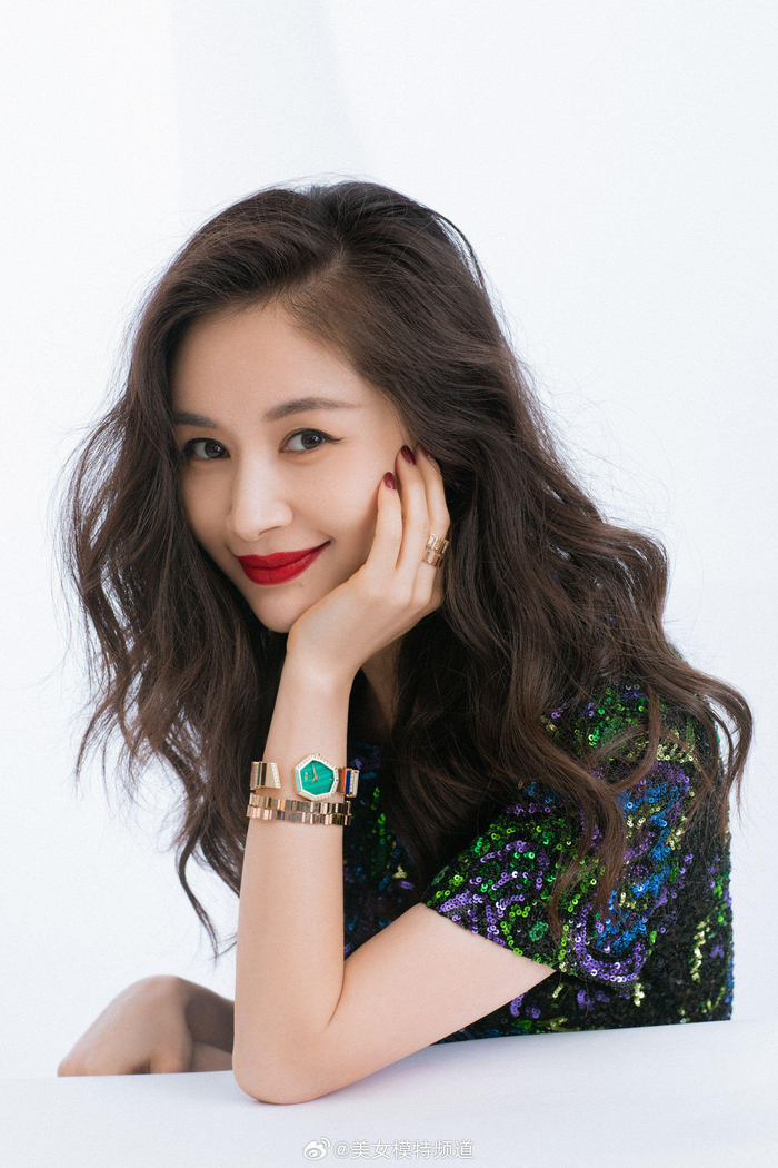 王子文卷发红唇热烈迷人