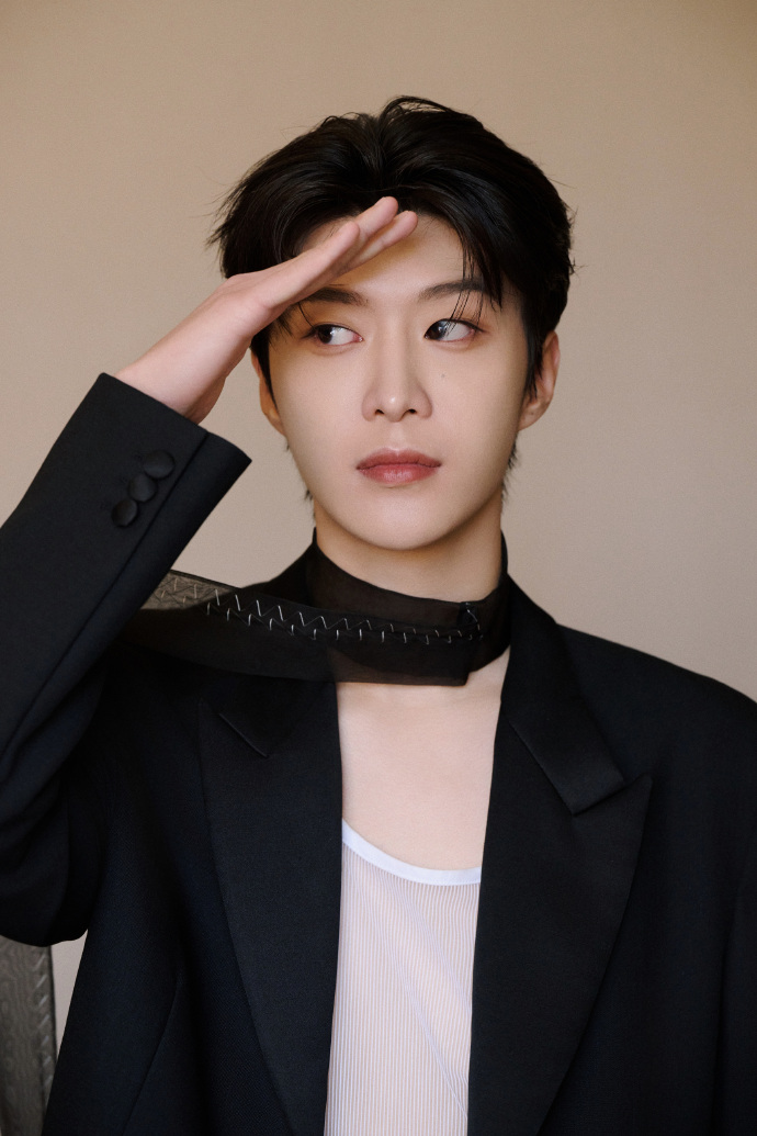 范丞丞飘带黑西装