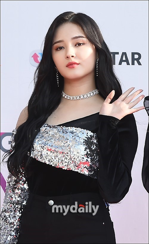 韩偶像男星女星私下喝酒 经纪公司否认恋情传闻