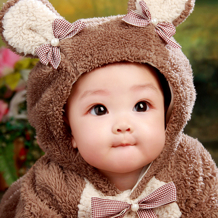 女儿出生后,宝妈随即拍照发朋友圈,引众多亲戚朋友前来围观