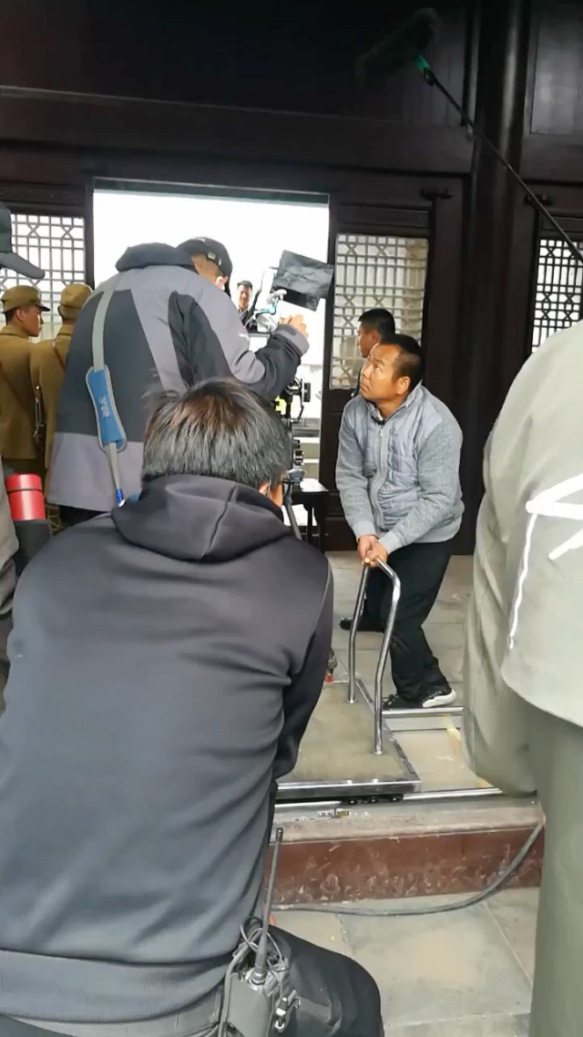 拍摄现场好多的工作人员呀,个个都好严肃