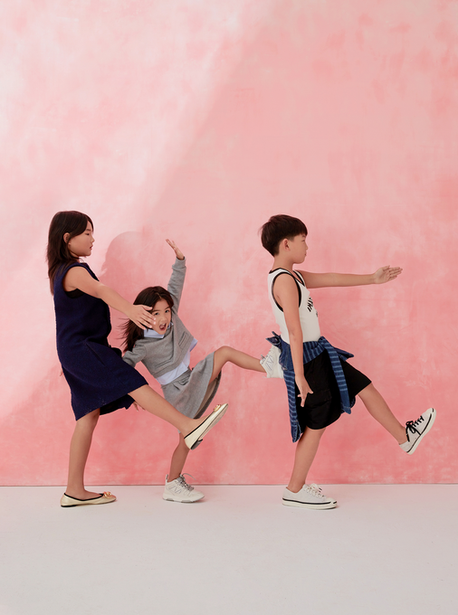 何洁一家五口首登杂志,与二婚老公高调放闪,三个孩子都正脸出镜